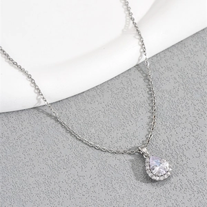 Élégant collier argenté avec pendentif poire en zircon et serti halo pour femmes raffinées