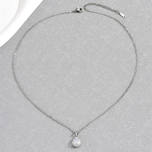 Détail du collier argenté avec pendentif en forme de larme serti de zircon blanc