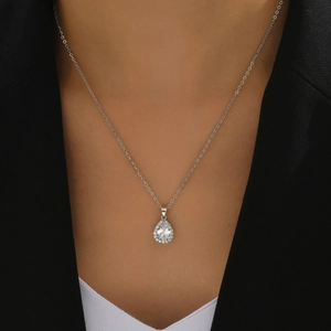 Collier élégant en argent avec pendentif goutte en zircon porté par un mannequin