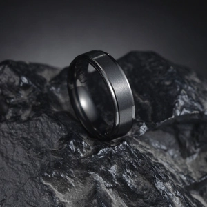 Bague de 6mm en acier inoxydable noir mat brossé avec bords biseautés polis sur pierre