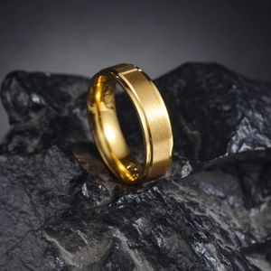 Bague 6mm en acier inoxydable doré mat brossé avec bords polis étagés au style minimaliste