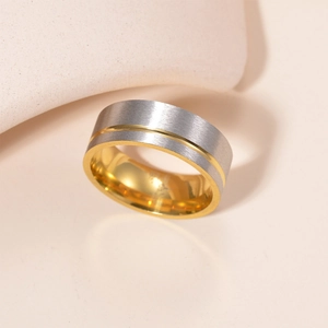 Bague minimaliste en acier titane brossé argent et or avec surface intérieure polie