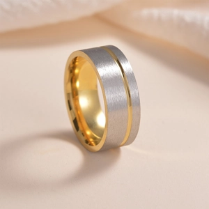 Bague bicolore en acier brossé avec rainure dorée et intérieur poli de haute qualité