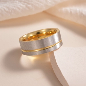 Bague en acier titane avec finition brossée argentée et rainure centrale dorée polie