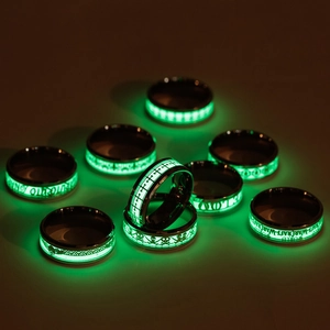 Set di anelli in acciaio inossidabile nero luminoso con cuore verde e scritte LOVE