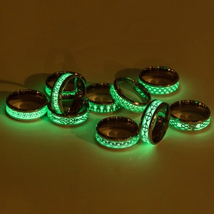 Anelli luminosi in acciaio al titanio con elefante e motivi celtici verde scuro