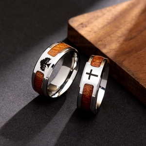 Gepolijste titanium stalen ringenset met houtinleg en Levensboom en Kruis patronen