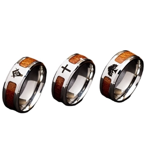 Set van drie ringen van titaniumstaal met houtinleg, vrijmetselarij, kruis en levensboom motief