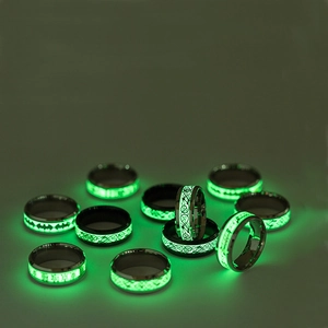 Bagues lumineuses en acier inoxydable avec nœuds celtiques et effets de lumière verte nocturne
