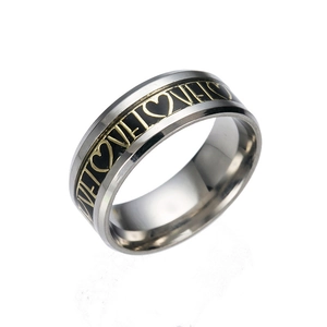 Bague en acier inoxydable poli avec bande noire ornée de l'inscription LOVE dorée et cœur