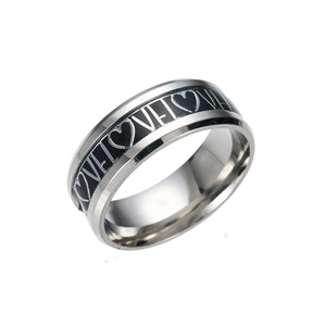 Bague en acier inoxydable argenté avec lettres LOVE en émail noir et petits cœurs