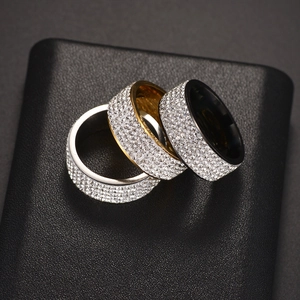 Nahaufnahme von Iced-Out-Cuban-Ringen in Silber, Gold und Schwarz mit glitzernden Strass