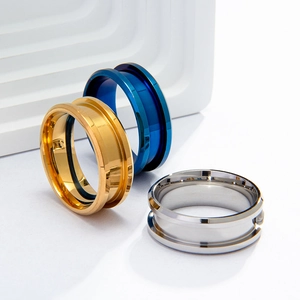 Anelli grezzi in acciaio lucido con scanalature in oro, blu e finiture argento