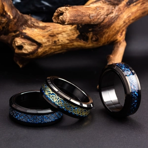Bague rotative en acier titane avec fibre de carbone bleue et nœud celtique doré