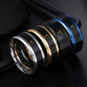 Detail von smarten Temperaturringen aus Edelstahl in Silber, Gold, Schwarz und Blau