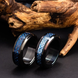 Bague rotative pour homme en acier titane avec motif de dragon celte en fibre bleue