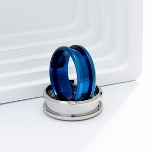 Dettaglio macro di basi per anelli in acciaio inossidabile blu e argento per intarsio DIY