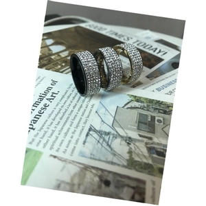 Cuban-Ringe Set in Schwarz, Gold und Silber mit funkelnden Steinen besetzt
