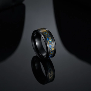 Bague steampunk en fibre de carbone noire avec engrenages dorés et incrustation bleue