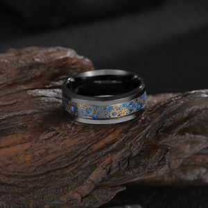 Détail macro de la bague steampunk avec fibre de carbone bleue sur bois rustique