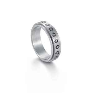 Vue détaillée de la bague rotative en argent avec marguerites gravées et anneau mobile