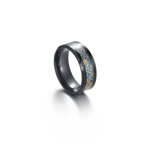 Détail de la bague en fibre de carbone noire avec incrustation d'engrenages steampunk bleu et or