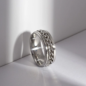 Detail van draaibare zilveren ketting op roestvrijstalen ring met antislip textuurranden