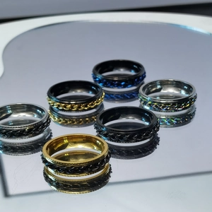 Detailweergave van de draaibare kettingringen in diverse kleuren zoals goud en zwart