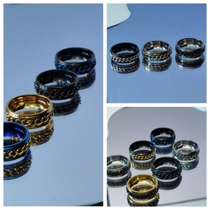 Detailoverzicht van roterende kettingringen in goud, blauw, zwart en zilver staal