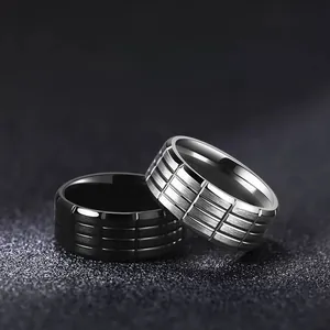 Makroaufnahme von Herrenringen aus Edelstahl mit facettiertem schwarzem und silbernem Finish