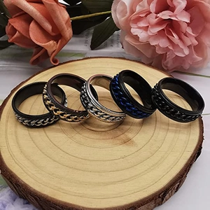 Detailopname van diverse ketting spinner ringen in verschillende kleuren op hout