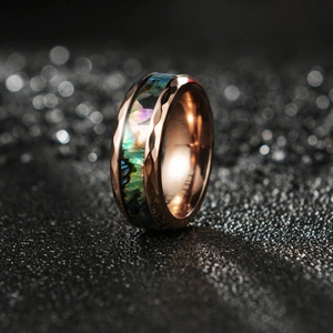 Bague en acier titane or rose avec bords losanges et incrustation d'abalone colorée