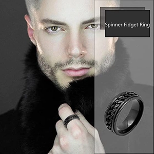 Detailopname van een zwarte spinner ring voor heren met roterende kettinginleg