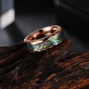 Vue détaillée de la bague en titane or rose avec bord martelé et incrustation d'abalone