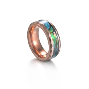 Détail de la bague en carbure de tungstène avec bords facettés or rose et nacre bleue