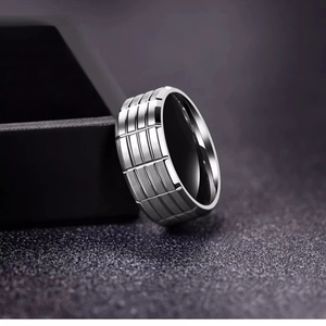 Makroaufnahme eines Herrenrings im Industriestil mit präziser Gittergravur-Textur