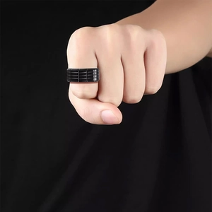 Minimalistischer schwarzer Herrenring aus Edelstahl mit Gittermuster am Finger