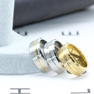 Makro-Detail von gebürsteten Titanstahlringen für Herren mit polierten Goldkanten