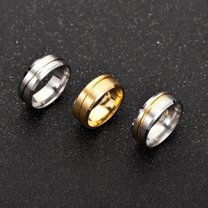 Makroaufnahme matter Ringe aus Titanstahl in Silber- und Gold-Finish gebürstet