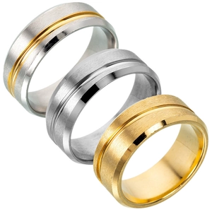 Drei gebürstete Titanstahlringe in Gold, Silber und Bicolor-Optik in der Nahaufnahme