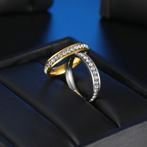 Anillos minimalistas de 4mm con hilera única de cristales en acero oro y plata