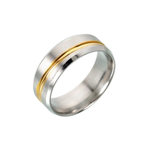Nahaufnahme eines Titanstahlrings mit gebürsteter Oberfläche und goldener Rille