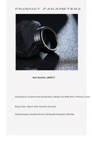 Detailansicht eines 8mm schwarzen Wolframstahl-Rings mit buntem Innenband auf Stein-Hintergrund