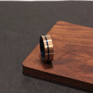 Bague minimaliste pour homme en acier titane bronze avec bande intérieure et rainure bleues