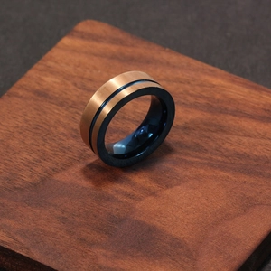 Bague minimaliste pour homme en acier titane or rose avec intérieur bleu profond