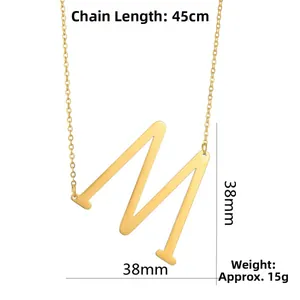 Collana con grande ciondolo a lettera M dorata dimensioni 38mm e catena lunga 45cm