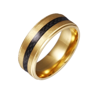 Bague pour homme en acier inoxydable doré avec insert carbone noir et fini brossé