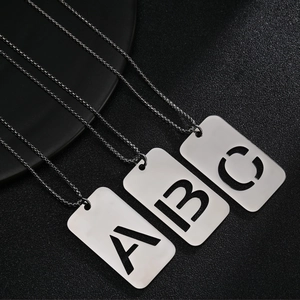 Collier minimaliste en acier titane avec pendentif lettre évidée A B C