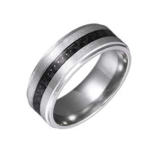Bague pour hommes en acier inoxydable à deux niveaux avec insert en fibre de carbone noire