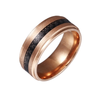 Bague pour homme en acier inoxydable rose doré avec incrustation en carbone noir et brossé